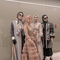 Dubai Modest Fashion Week diselenggarakan oleh Think Fashion, pencipta dan pelopor konsep modest fashion week yang terkenal. Modest Fashion Weeks didedikasikan untuk industri modest fashion dengan mengumpulkan lebih dari 40 negara, 300+ desainer dan merek, 500+ influencer, 100+ pembeli dan pakar industri lainnya. Foto: Dok. Instagram @khanaanshamlan.