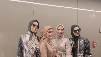 8 Foto Cantiknya Dewi Sandra dan Dinda Hauw Jadi Model di Dubai Fashion Week