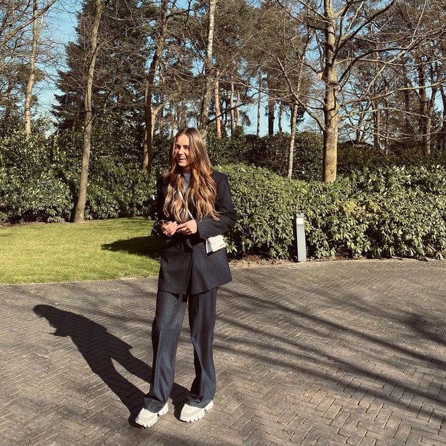 Ketika musim pertamaku ketika aku seorang pelatih muda, Donny ada di timku ketika dia berusia 11 atau 12. Ada banyak kebetulan. Itu luar biasa karena dia sekarang menjalani hidup yang aku dan istriku jalani ketika aku bergabung dengan Arsenal, ungkapnya dilansir Mirror. Foto: Instagram Estelle Bergkamp