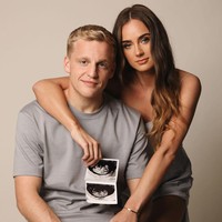 Donny van de Beek mengumumkan bahwa dirinya akan segera menjadi ayah beberapa waktu lalu. Kekasihnya adalah Estelle Bergkamp, putri dari legenda Arsenal, Dennis Bergkamp.Foto: Instagram Estelle Bergkamp