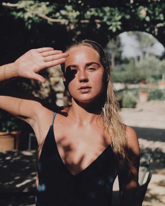 Begini gaya cantiknya saat pemotretan. Foto: Instagram Estelle Bergkamp