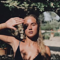 Begini gaya cantiknya saat pemotretan. Foto: Instagram Estelle Bergkamp