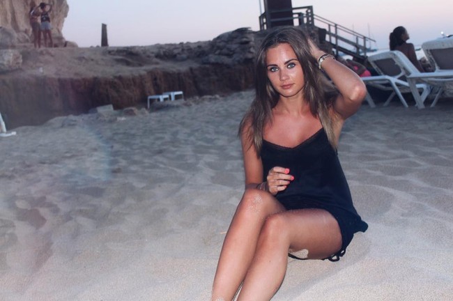 Kehadiran Estelle dan calon anak mereka pun tampaknya menjadi penyemangat di tengah nasibnya yang ditarikulur oleh Manchester United. Dikatakan jika mereka berkencan sejak 2019 ketika Donny masih bermain dengan klub Belanda, Ajax. Hubungan mereka sempat disembunyikan sebelum akhirnya diungkap ke publik baru-baru ini. Foto: Instagram Estelle Bergkamp