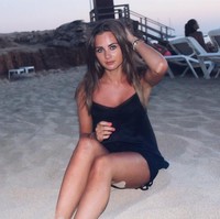 Kehadiran Estelle dan calon anak mereka pun tampaknya menjadi penyemangat di tengah nasibnya yang ditarikulur oleh Manchester United. Dikatakan jika mereka berkencan sejak 2019 ketika Donny masih bermain dengan klub Belanda, Ajax. Hubungan mereka sempat disembunyikan sebelum akhirnya diungkap ke publik baru-baru ini. Foto: Instagram Estelle Bergkamp