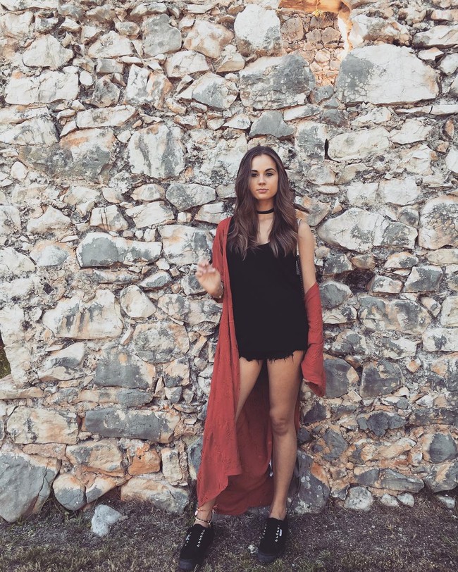 Sedangkan dalam akun Instagram-nya, Estelle mendeskripsikan diri sebagai wanita 25 tahun yang lahir dan besar di London. Ia juga pernah tinggal dan hidup di Amsterdam. Sekarang wanita cantik itu pindah ke Manchester untuk memulai hidup baru. Foto: Instagram Estelle Bergkamp