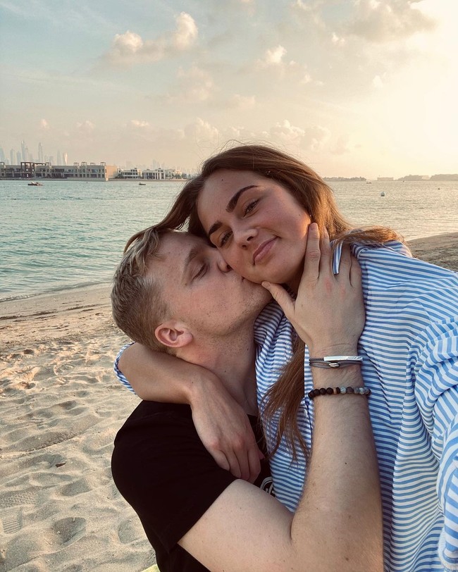 Semenjak berpacaran dengan Donny, Estelle dikatakan pindah ke Manchester. Di sana ia mencoba menjadi seorang pebisnis.Foto: Instagram Estelle Bergkamp