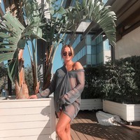 Estelle Bergkamp cukup sering mengunggah gayanya ke Instagram. Ia terlihat tak ragu menunjukkan kemesraan dengan Donny van de Beek. Foto: Instagram Estelle Bergkamp