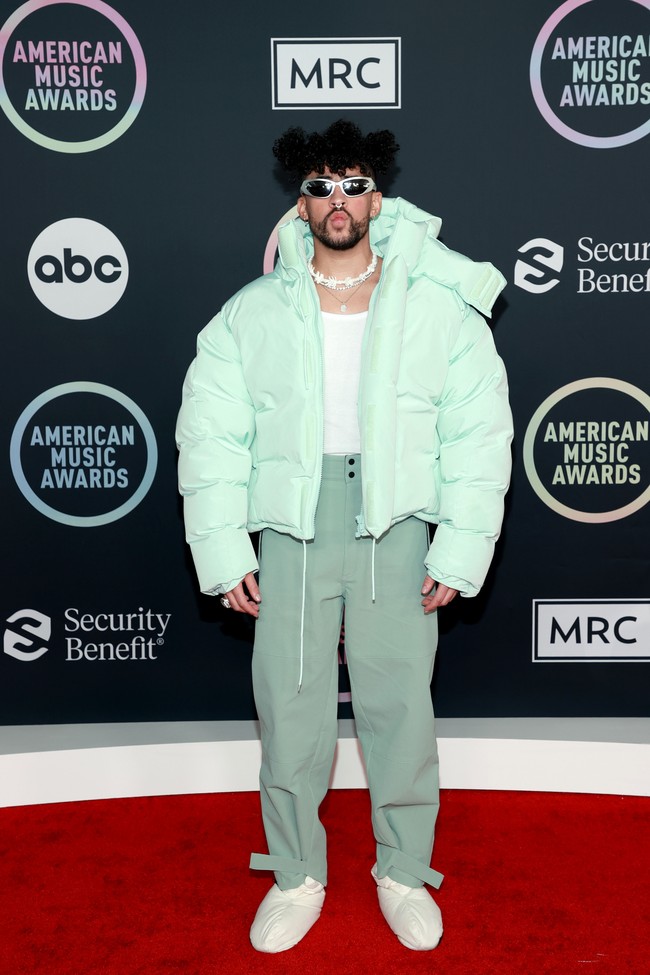 Masih di jajaran selebriti pria, rapper Bad Bunny menunjukkan sisi modisnya dengan parka hijau pastel dan statement nacklece. (Foto: Getty Images)
