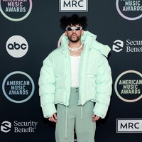 Masih di jajaran selebriti pria, rapper Bad Bunny menunjukkan sisi modisnya dengan parka hijau pastel dan statement nacklece. (Foto: Getty Images)