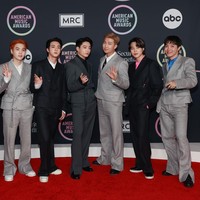 Para selebriti pria juga tampil maksimal. BTS Para personel tampil mengenakan setelan bernuansa monokrom koleksi Louis Vuitton. Mulai dari V, Suga, Jin, Jungkook, RM, Jimin, dan J-Hope BTS memakai setelan Louis Vuitton dari koleksi Spring 2022 Menswear. (Foto: Getty Images)