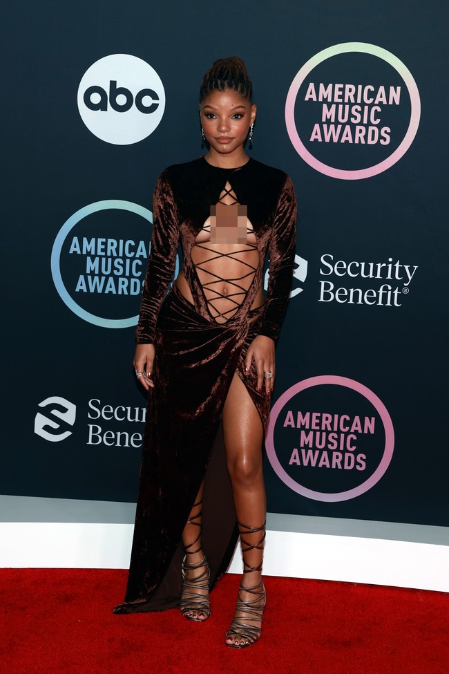 Halle Bailey menebar pesonya dengan gaun seksi velvet coklat rancangan LaQuan Smith. Penyanyi 21 tahun itu menyempurnakan gayanya dengan heels gladiator. (Foto: Getty Images)