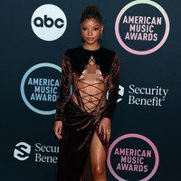 Halle Bailey menebar pesonya dengan gaun seksi velvet coklat rancangan LaQuan Smith. Penyanyi 21 tahun itu menyempurnakan gayanya dengan heels gladiator. (Foto: Getty Images)