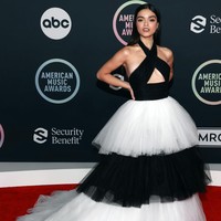 Gaun hitam-putih dengan atasan halter neck menjadi aktris Rachel Zegler. Roknya yang megar dan bersusun menghadirkan nuansa dramatis pada penampilan bintang film musikal terbaru, West Side Story. (Foto: Getty Images)