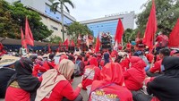 Kemudian kantor Menteri Ketenagakerjaan juga menjadi sasaran geruduk para buruh.
