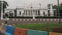 Tuntutan kedua adalah meminta hakim Mahkamah Konstitusi (MK) untuk membatalkan UU Cipta Kerja setidaknya yang dicabut klaster Ketenagakerjaan.