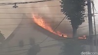 Informasi yang disampaikan beberapa saksi di sekitar lokasi, mereka melihat asap membumbung di atas atap klenteng sekitar pukul 15.30 WIB. Api makin membesar hingga tampak kobaran di atas atap.