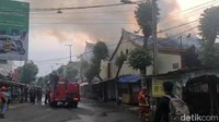 Tampak dua mobil pemadam kebakaran berusaha memadamkan kobaran api. Selain itu ada juga kendaraan taktis water canon milik Polresta Blitar. Selama proses pemadaman ini, jalan Merdeka barat menuju Jalan Mawar ditutup untuk umum.