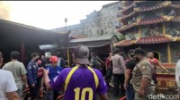 Kepanikan tak terelakkan. Warga sekitar yang berjualan makanan dan minuman yang lokasinya mepet dengan dinding klenteng, bergegas mengemasi barang dan dagangan mereka.