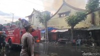 Sampai saat ini, proses pemadaman sedang dilakukan. Sementara, penyebab kebakaran, masih belum ada pejabat terkait yang memberikan keterangan karena masih berjibaku menjinakkan api dan mengatur kerumunan warga yang ingin melihat kebakaran dari dekat.