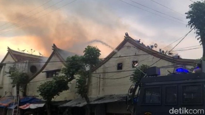 Klenteng Poo An Kiong terbakar hebat. Warga sekitar panik, karena khawatir api merembet ke bangunan lain yang lokasinya berdekatan.