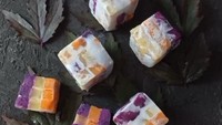 Tak hanya menggunakan kacang kedelai putih sebagai bahan dasarnya. Seorang pelaku vegan berkreasi untuk membuat tempe yang terbuat dari ubi. Menggunakan ubi jalar dan ubi ungu, hasilnya tempe yang satu ini berbentuk menyerupai rubik yang warna-warni. Foto: Instagram/tempemovement