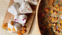 Tak hanya menggunakan kacang kedelai, memiliki tanaman bunga yang banyak membuat seorang ibu di Belgia ini berinovasi. Tempe-tempe buatannya dibentuk menyerupai hati dengan tambahan bunga-bunga di bagian atasnya. Tak hanya sehat dan enak, tempe buatannya juga cantik! Foto: Instagram/tempemovement