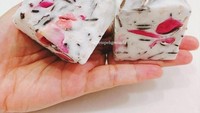Terbuat dari beras hitam, tempe ini juga dibuat menggunakan berbagai macam bunga. Ada mawar India, melati, 5 jenis bunga bougenville hingga bunga ungu. Berbentuk kubus, kombinasi warna yang digunakan dari bahan-bahannya berpadu dengan sempurna. Foto: Instagram/tempemovement