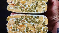 Bukan hanya terbuat dari kedelai, tempe juga bisa dibuat dari jenis kacang lain. Tempe yang satu ini menggunakan kacang polong sebagai bahan utamanya. Hasilnya warna hijau dari kacang polong yang kontras membuat tempe terlihat lebih cantik. Foto: Instagram/tempemovement