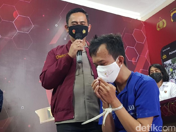 Germo yang ditangkap terkait bisnis prostitusi di kos Semarang, Senin (22/11/2021).