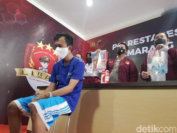Germo yang ditangkap terkait bisnis prostitusi di kos Semarang, Senin (22/11/2021).