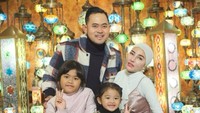 Meski tengah berlibur, Gilang dan Shandy mengatakan anak-anaknya tetap bersekolah secara online. Foto: Instagram Gilang dan Shandy