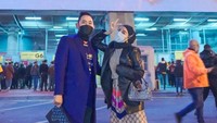 Di Turki, Gilang juga menyempatkan menyaksikan pertandingan bola. Gilang memakai jersey Arema yang ada sponsor mie instannya. Foto: Instagram Gilang dan Shandy