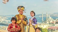Di foto ini wajah Gilang justru dihampiri burung. Duh kok kocak banget sih. Foto: Instagram Gilang dan Shandy