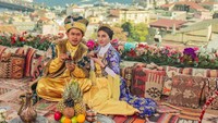 Di foto ini, Gilang Widya Pramana disebut mirip dengan logo mie instan. Foto: Instagram Gilang Widya Pramana