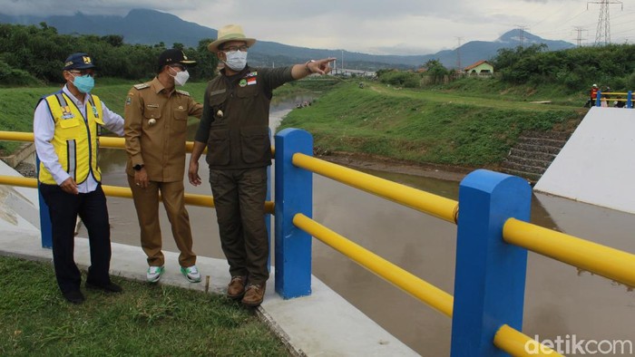 Gubernur Jabar Ridwan Kamil meninjau Floodway Cisangkuy, Kabupaten Bandung.