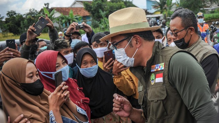 GUBERNUR JAWA BARAT TINJAU SODETAN CISANGKUY Gubernur Jawa Barat Ridwan Kamil (kedua kanan) berbincang dengan warga saat meninjau Sodetan Cisangkuy di Pameungpeuk, Kabupaten Bandung, Jawa Barat, Senin (22/11/2021). Dalam kesempatan tersebut, Ridwan Kamil meninjau Sodetan Cisangkuy serta berdiskusi dengan warga terkait penanganan banjir di Kabupaten Bandung. ANTARA FOTO/Raisan Al Farisi/hp.
