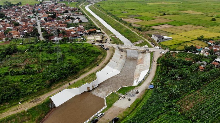 Gubernur Jawa Barat Ridwan Kamil (kedua kanan) berbincang dengan warga saat meninjau Sodetan Cisangkuy di Pameungpeuk, Kabupaten Bandung, Jawa Barat, Senin (22/11/2021). Dalam kesempatan tersebut, Ridwan Kamil meninjau Sodetan Cisangkuy serta berdiskusi dengan warga terkait penanganan banjir di Kabupaten Bandung. ANTARA FOTO/Raisan Al Farisi/hp.