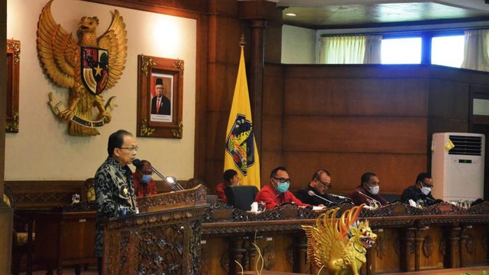 Gubernur Wayan Koster menghadiri rapat paripurna DPRD Bali