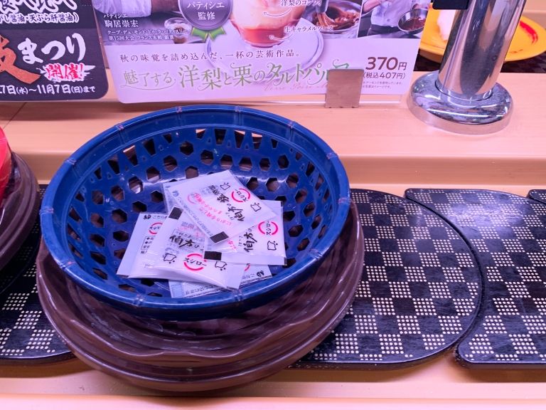 Gurih Asin! Makan Sushi Ternyata Enak Ditaburi Garam