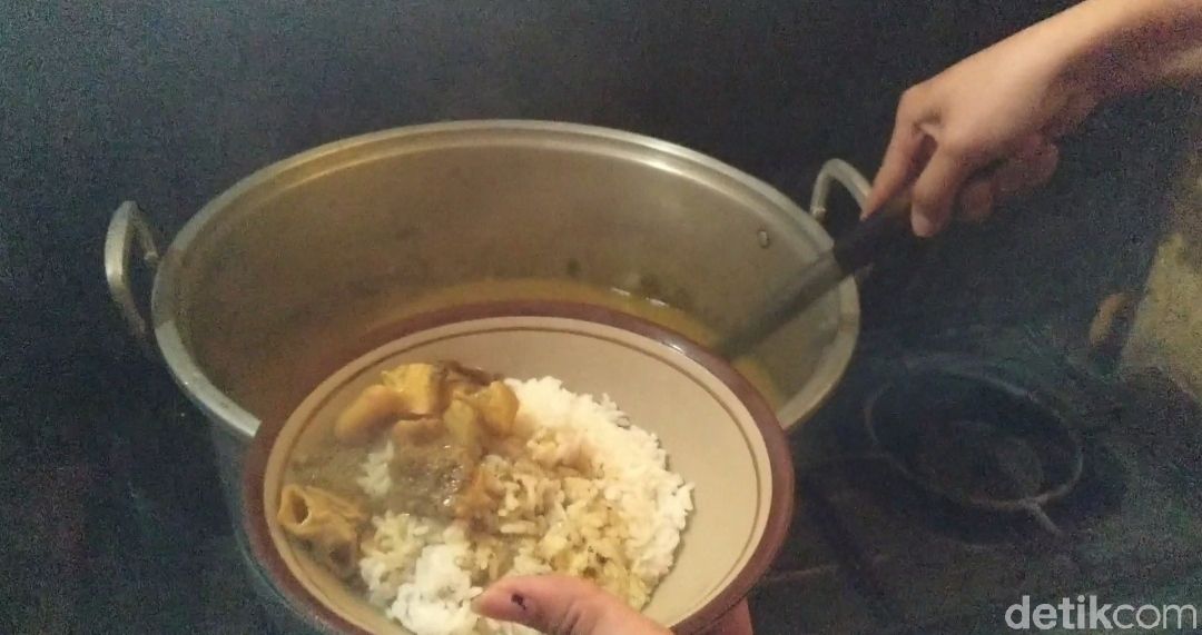 Gurihnya Nagih! Soto Babat Kanigoro Mlekoh Kuahnya Menggoyang Lidah