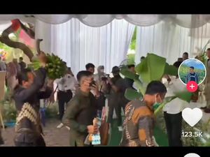 Kocak! 5 Pengantin Ini Dapat Hadiah Makanan Tak Terduga