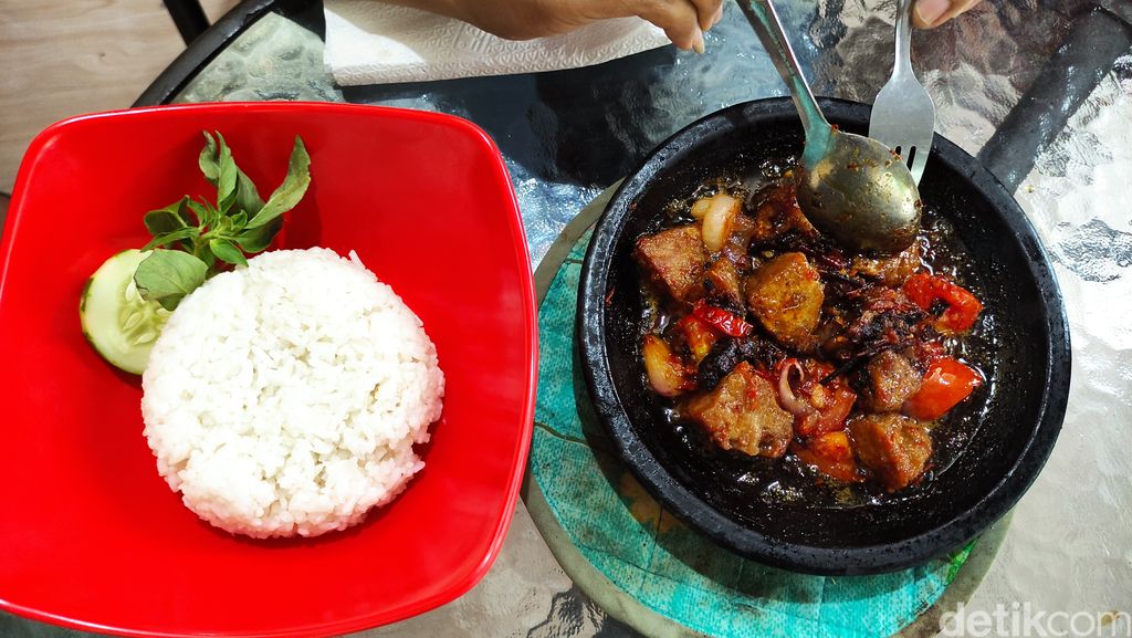 Hangat Mengepul! Bakso Cobek Bakar yang Cocok Disantap Saat Hujan