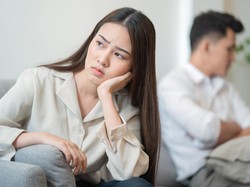 9 Sinyal Tubuh yang Menandakan Wanita Tak Tertarik dengan Pria Saat PDKT