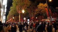 Keindahan jalan ini bertambah menjelang perayaan Natal. (AP Photo/Christophe Ena)  