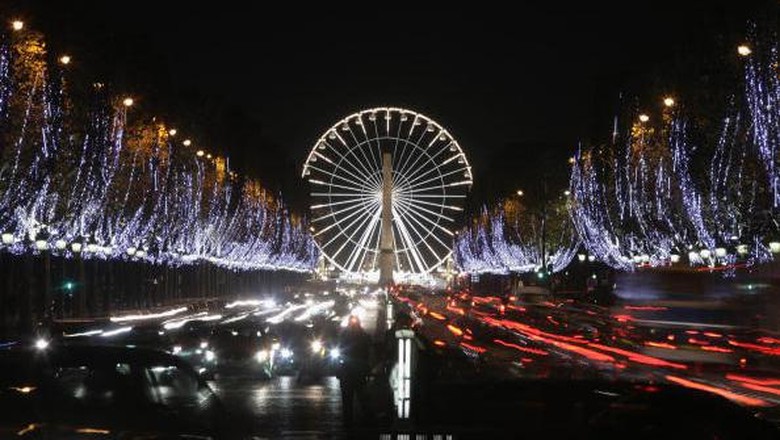 Indahnya Jalanan Paris Kala Menyambut Natal PARIS, FRANCE - NOVEMBER 30: General view of the illuminated Dior store of the Champs Elysees avenue for Christmas and New Year celebrations on November 30, 2020 in Paris, France. The reopening of Dior store and others stores selling
