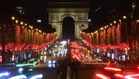 Sedangkan Arc de Triomphe disebut sebagai monumen berbentuk lengkung terbesar di dunia. Monumen bersejarah ini menghadap langsung ke arah Champs Elysees.  