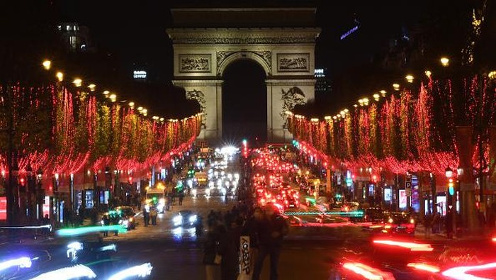PARIS, FRANCE - NOVEMBER 30: General view of the illuminated Dior store of the Champs Elysees avenue for Christmas and New Year celebrations on November 30, 2020 in Paris, France. The reopening of Dior store and others stores selling non-essential products began on November 28 after several weeks of lockdown that were expected to combat a resurgence of the coronavirus (COVID-19) epidemic. (Photo by Pascal Le Segretain/Getty Images)