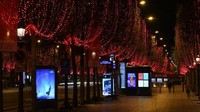 Deretan lampu dipasang disepanjang jalan untuk memeriahkan Natal. (Getty Images/Pascal Le Segretain)