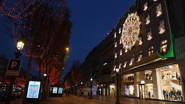 Di sepanjang Champs Elysees, terdapat berbagai restoran mewah seperti lAtelier Renault dan Ledoyen, terdapat juga berbagai kelab malam. Tidak hanya itu, butik-butik bermerek kelas dunia seperti Louis Vuitton, Mont-Blanc, Guerlain, Ferrari dan sebagainya juga ada. Tak ketinggalan, pertokoan ternama seperti Banana Republik, Abercrombie, Sephora dan lain-lain juga ada di kawasan ini. (Getty Images/Pascal Le Segretain)  