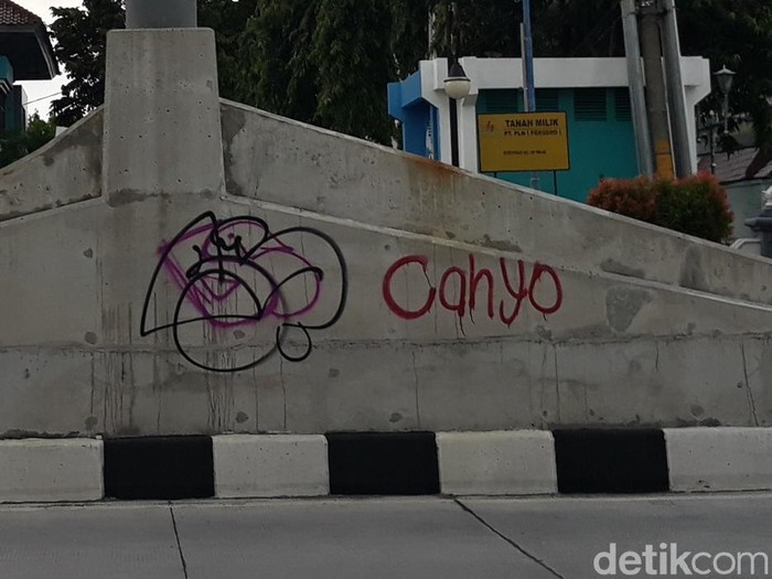Aksi vandalisme kembali terjadi di Kota Solo. Terlihat coretan bertuliskan CAHYO. Wali Kota Solo, Gibran bakal mencari pelakunya.